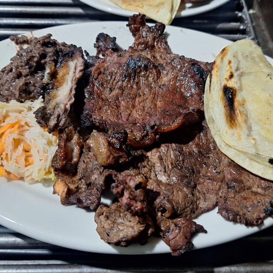 Orden Surtida de Carne, Chorizo y Ubre Asada