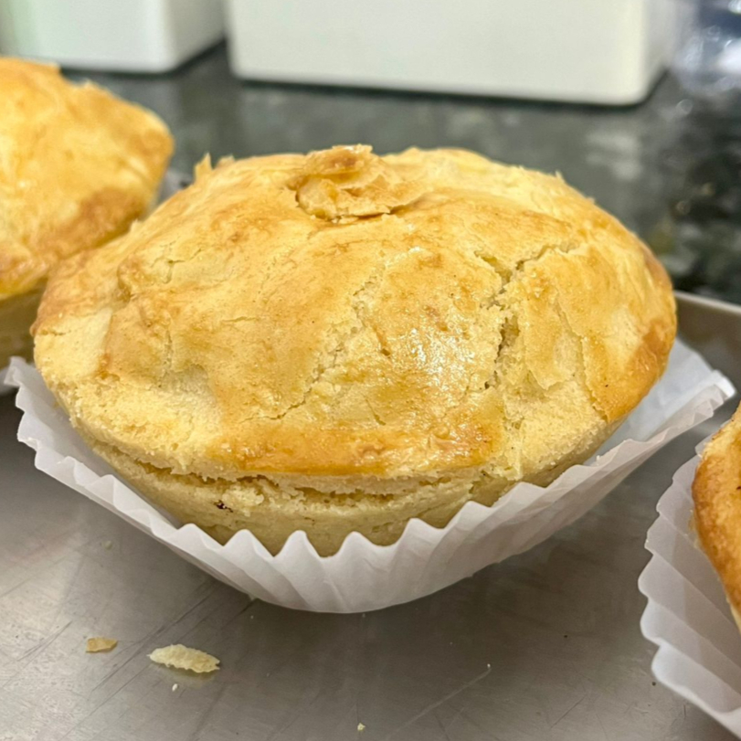 Empadinha douradinha e delicada, com massa fina que derrete na boca e recheio cremoso de palmito com requeijão, combinado com tomate, cebola picadinha e azeitonas fatiadas. Um sabor suave, bem temperado e cheio de carinho em cada mordida!