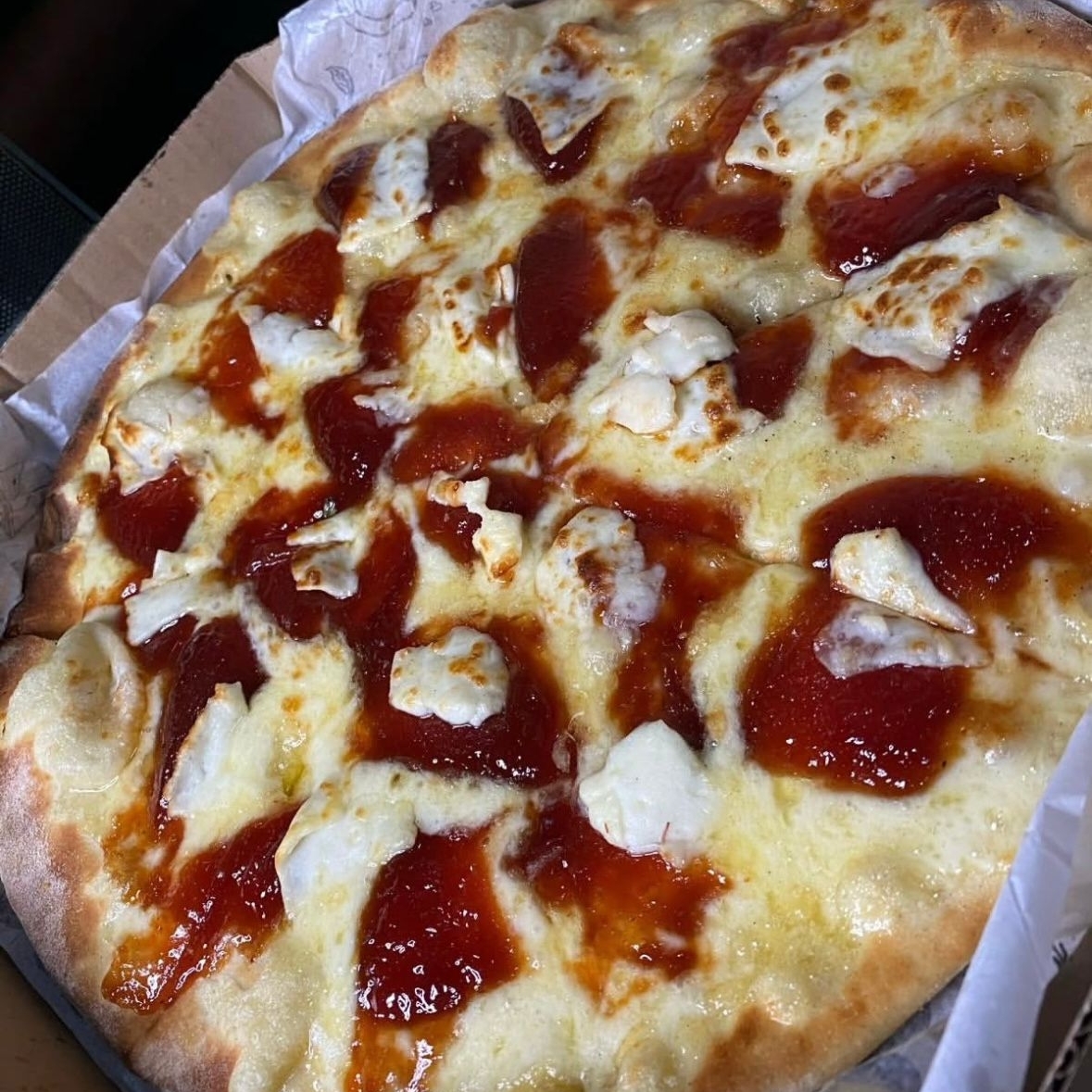 MUSSARELA, DOCE DE GOIABA E QUEIJO COALHO.