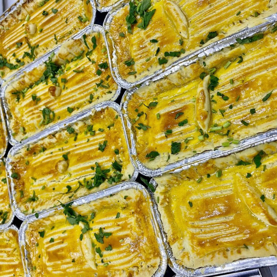 Empadão caseiro irresistível. Massa crocante e leve, recheio generoso e saboroso, feito com ingredientes frescos e selecionados. Perfeito para qualquer momento do dia, seja no almoço, lanche ou jantar. Escolha entre nossos sabores e aproveite uma explosão de sabor a cada mordida!