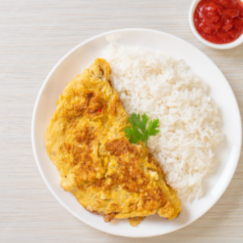 Omelete recheada com queijo mussarela, feito com ovos frescos e tempero na medida certa. Uma opção simples, nutritiva e saborosa. Acompanha arroz, feijão, e 1 acompanhamento a sua escolha.