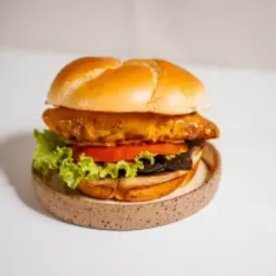 Sassami de Frango Empanado / Cheddar / Maionese Japonesa Kewpie / Mix de Alfaces Orgânicos / Tomate Mediterrâneo / Finalizado em Nosso Pão de Brioche Artesanal.