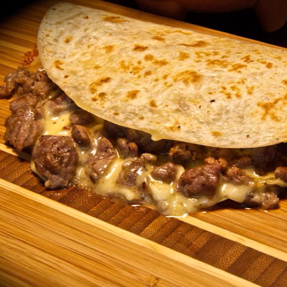 MEGA QUESADILLA DE ASADA y CHORIZO
