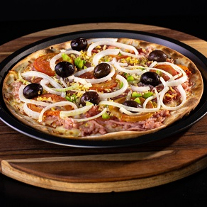 Molho, mussarela, presunto, calabresa, ovo, tomate, pimentão, cebola, azeitona e orégano.