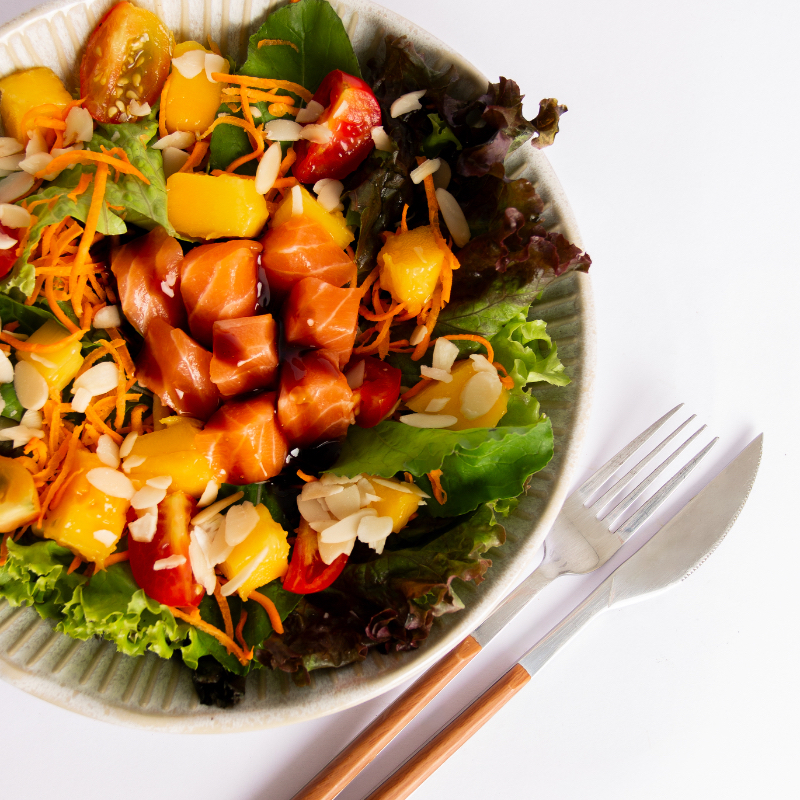Salmão Fresco com Tarê, Mix folhas, Manga, Tomate Cereja, Cenoura, Amêndoas, Molho Azeitee Limão