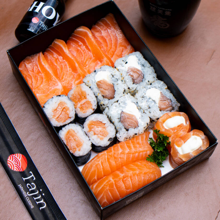 Combinado composto por: 4 Uramaki Philadelphia, 4 Hossomaki Philadelphia, 4 Sashimi de Salmão Frescos, 2 Niguiri de Salmão, 2 Joys de Salmão com Cream Cheese. Acompanha: 1 hashi, 2 porta shoyu, 4 molho terê, 2 molho shoyu, 1 guardanapo.