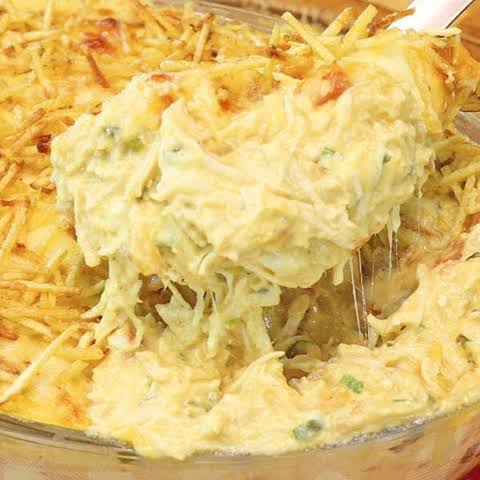 Peito de frango desfiado mergulhado em um creme de milho irresistivelmente leve e cremoso, feito com requeijão e creme de leite. Para finalizar, uma camada generosa de queijo muçarela derretido e gratinado, coberta com muita batata palha bem crocante para dar aquele contraste perfeito.