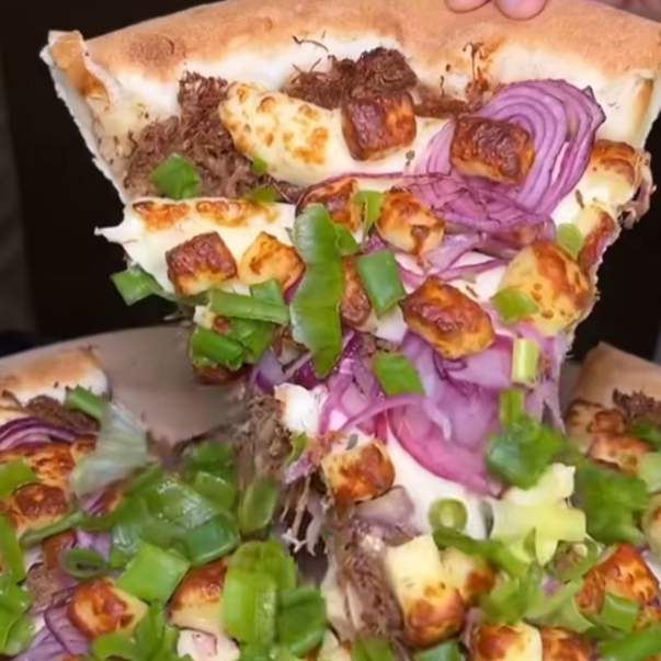 Molho de tomate, mussarela, costela desfiada e temperada, requeijão cremoso, queijo coalho, cebolinha, cebola roxa, azeitonas e oregano.