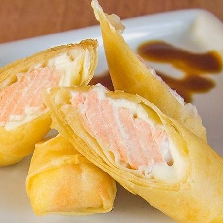 Massa Fininha e Crocante com recheio de Salmão , creamcheese e cebolinha