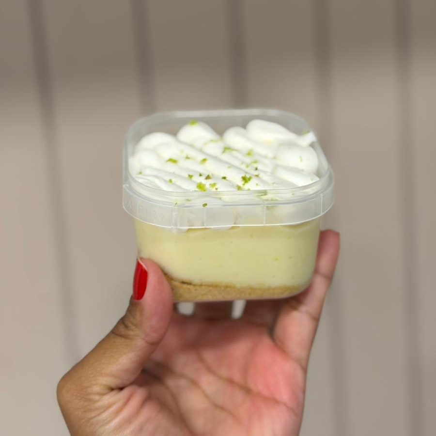 Base de biscoito de maisena, mousse trufado e geladinho de limão, finalizado com chantininho Novo formato de 150ml de puro sabor