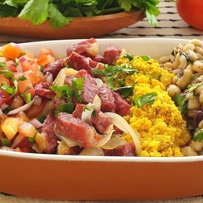 Arrumadinho de Carne de Sol em cubos, acompanha arroz, feijão de corda, vinagrete e farofa