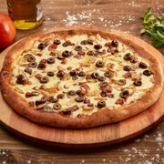 Nosso molho de tomates frescos alho e bacon, finalizados com azeitonas pretas fatiada