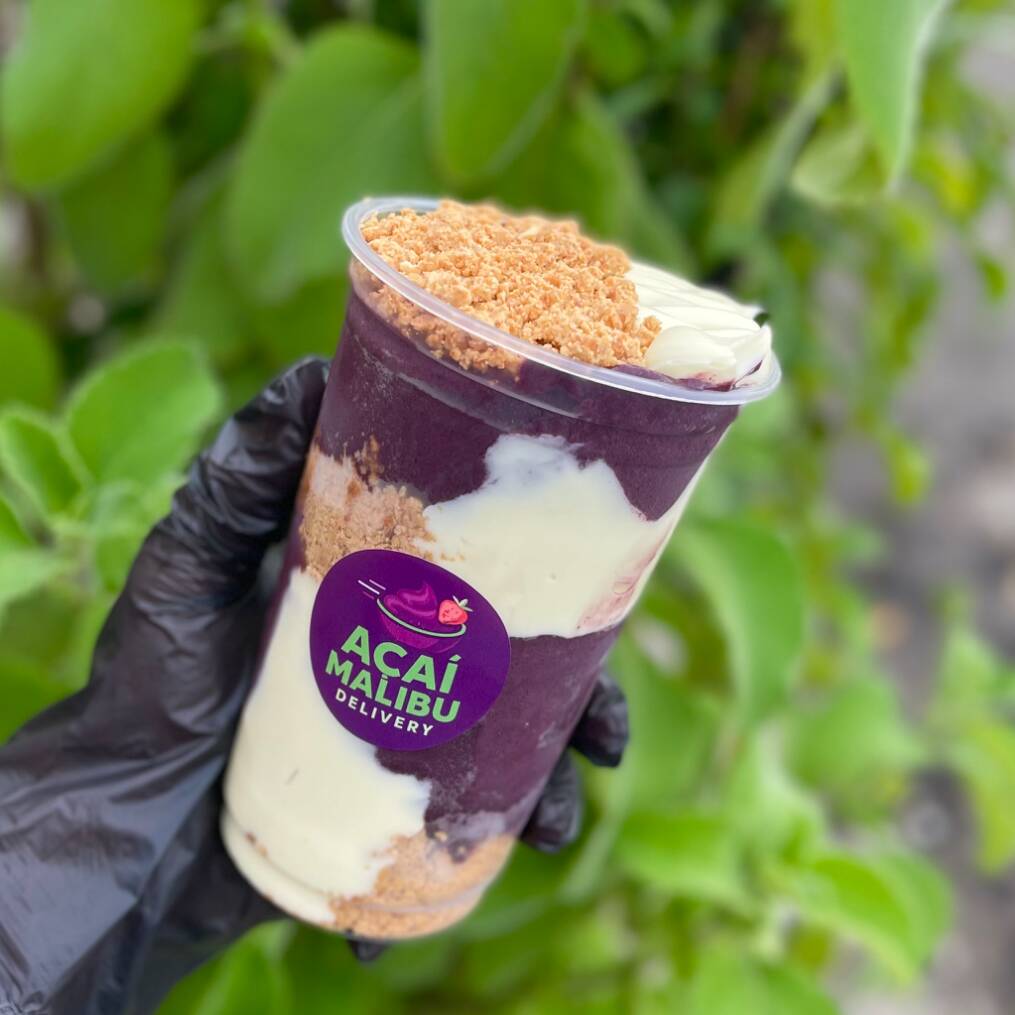 Delicioso açaí premium e cremoso de 700ml com três camadas de recheio e 2 complementos gratuitos. Observação: - A montagem do copo segue uma ordem e uma quantidade pré-determinada à loja. - Não enviamos complementos separados. - Imagem ilustrativa.