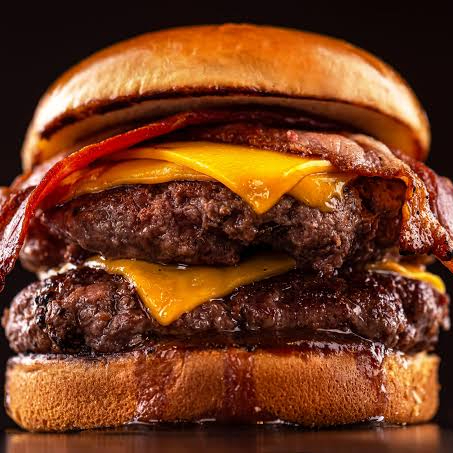 Pão Brioche, 2 blends de 160gr, cheddar fatiado, bacon, alface, tomate, cebola caramelizada e maionese da sua escolha