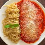 Delicioso filé de bife empanado na massa crocante, coberto com molho de tomates caseiro e queijo derretido, acompanhado de macarrão espaguete ao molho de tomates saboroso. Uma combinação perfeita de carne e massa, com aquele sabor de comida caseira que todo mundo ama!