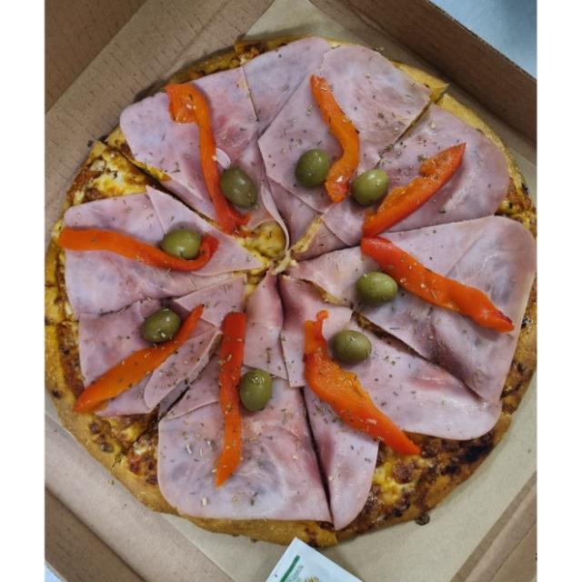 PIZZA JAMON Y MORRONES ASADOS