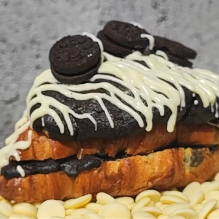 Croissant + cookie com Oreo e chocolate branco. Crocante, cremoso e cheio de encanto!