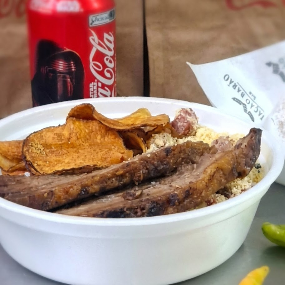 Marmita tamanho médio, preparada com carinho e muito sabor. Acompanhada de 1 coxinha doce irresistível e uma Coca-Cola geladinha 350ml para completar o combo perfeito.