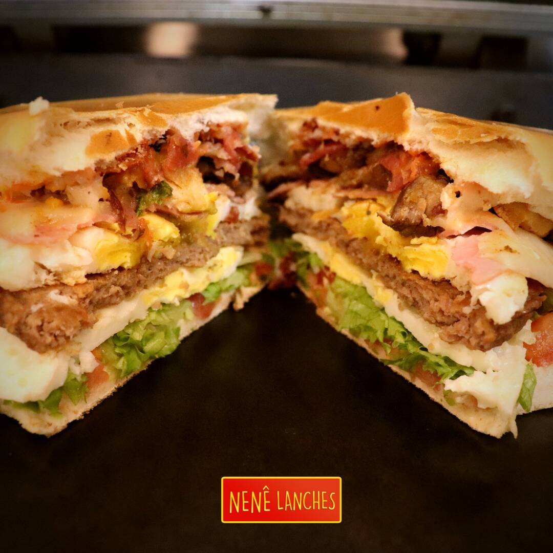 Frango, contrafilé, 2 ovos, hambúrguer, presunto, queijo, bacon, calabresa, alface, tomate, maionese, ketchup e mostarda.
