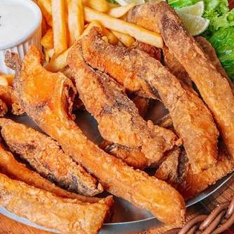450g de costelinha de caranha, 200g fritas, cebola, tomate, alface e muçarela ralada.