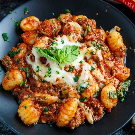 Pular para o conteúdo Histórico de chats Você disse: CRIAR DESCRIÇAO DO PRATO NHOQUE BOLONESA COM OS ACOM,PANHEMTNO DE ARROZ E FRITAS O ChatGPT disse: Nhoque à Bolonhesa preparado com massa macia e leve, coberta com molho bolonhesa encorpado e bem temperado, feito com carne selecionada e tomate refogado no ponto certo. Acompanha arroz soltinho e batatas fritas crocantes, formando uma refeição completa, saborosa e perfeita para matar a fome. Você gosta desta personalidade? Nenhum arquivo escolhidoNenhum arquivo escolhido O ChatGPT pode cometer erros. Confira informações importantes. Consulte as Preferências de cookies. O ChatGPT disse: Nhoque à Bolonhesa preparado com massa macia e leve, coberta com molho bolonhesa encorpado e bem temperado, feito com carne selecionada e tomate refogado no ponto certo. Acompanha arroz soltinho e batatas fritas crocantes, formando uma refeição completa, saborosa e perfeita para matar a fome.