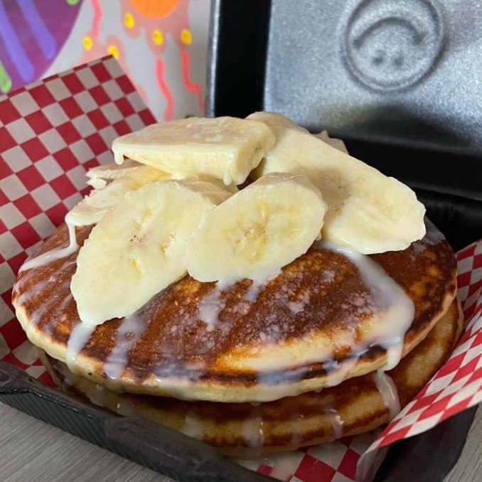 Hot cakes Clásicos, incluye café americano