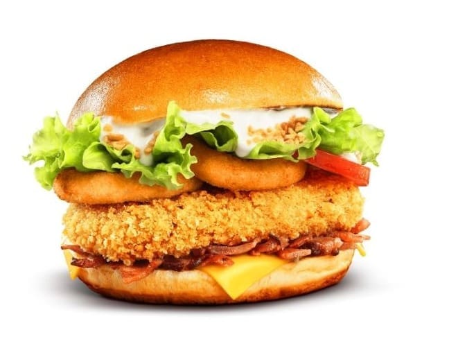 Pão macio, filés de sassami crocantes, dois anéis de cebola empanados, maionese Fnp exclusiva, alho crocante, bacon triturado, queijo derretido, alface fresquinha e tomate suculento. Uma explosão de sabor e textura em cada mordida!