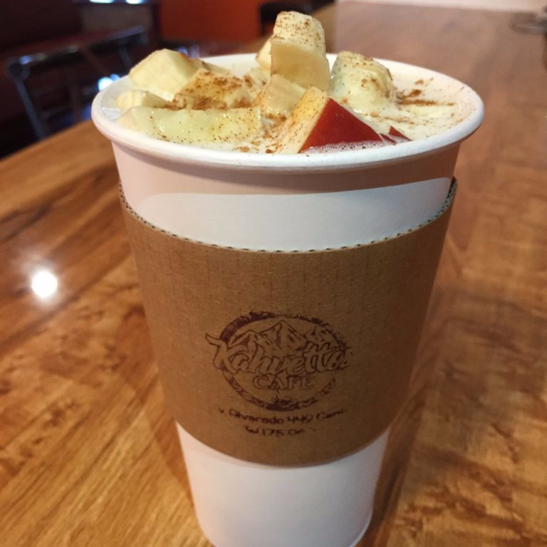 Avena con Fruta y Pan Tostado