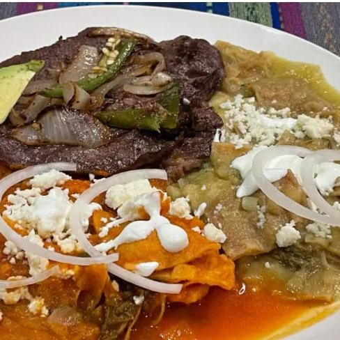 Chilaquiles con carne asada de res+bebida