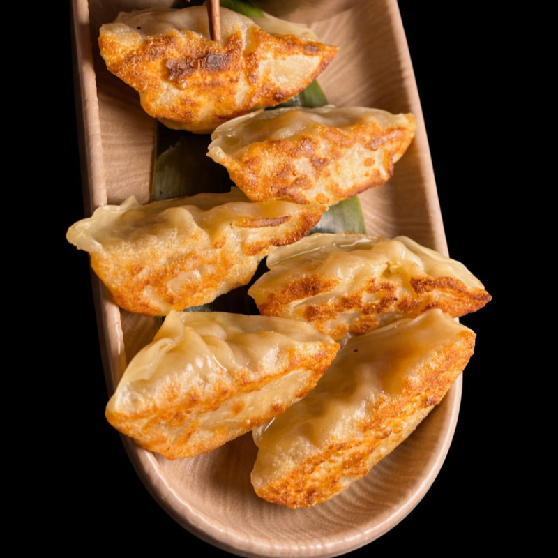 5 Gyozas a Elegir mas 1 Oz de Salsa