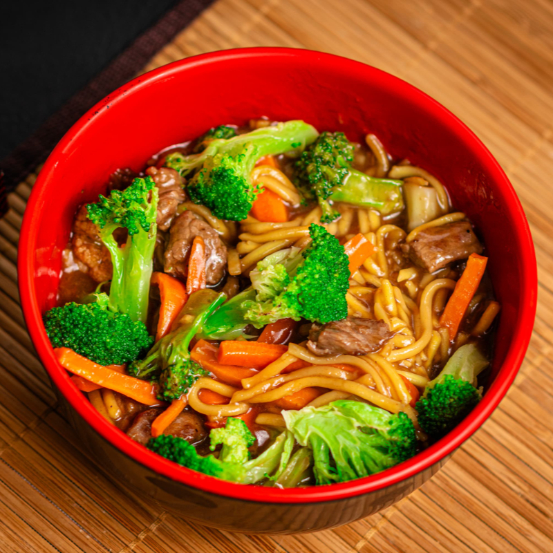 Yakisoba é repleto de sabor, com macarrão, legumes frescos e um toque especial. Faça seu pedido e aproveite essa delícia!