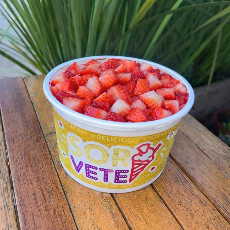 Moda da casa leva morango, leite em pó e leite condensado, formando uma combinação cremosa, docinha e simplesmente irresistível. Vai no pote