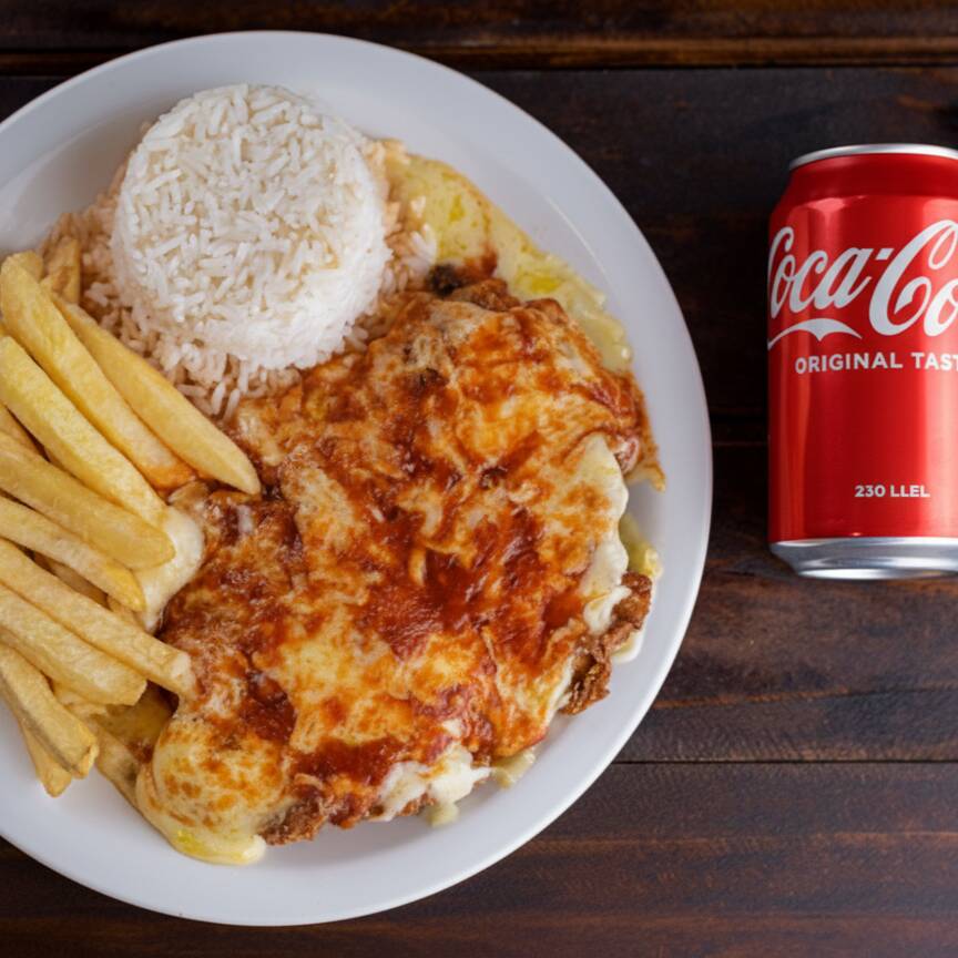 Filé de frango à parmegiana com molho, queijo derretido, arroz soltinho e batata frita crocante. Uma delícia irresistível!