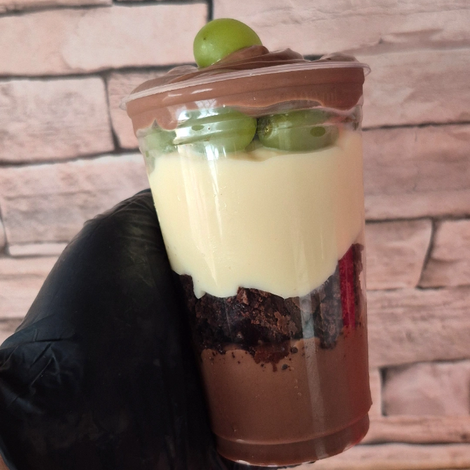 Composto por creme de ninho e creme de chocolate, Brownie Gourmet e uvas verdes selecionadas