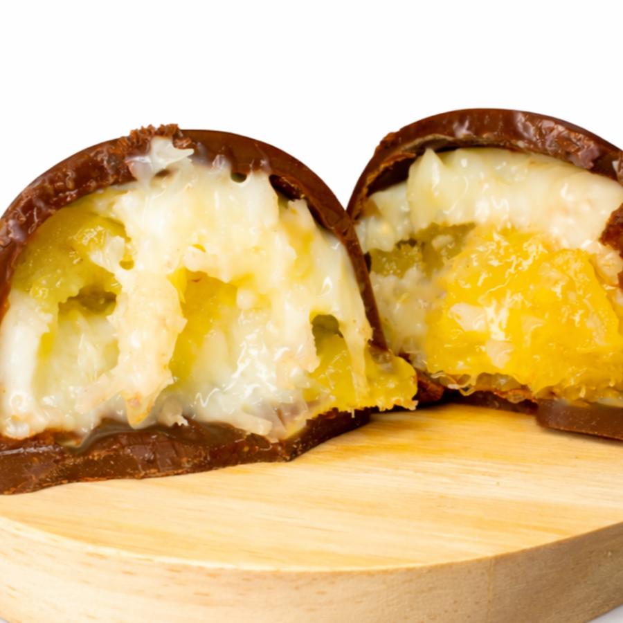 Delicie-se com a nossa trufa de abacaxi com coco! Feita com um recheio cremoso de coco em flocos e pedaços suculentos de abacaxi, essa sobremesa é a combinação perfeita de sabor e textura. Cada mordida traz um toque tropical que vai encantar seu paladar!
