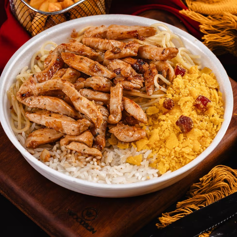 Arroz soltinho, feijão bem temperado, macarrão alho e óleo, farofa crocante, purê de batata cremoso e iscas de frango grelhado.