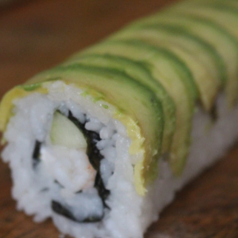 Rollo Cubierto de Aguacate con Pollo