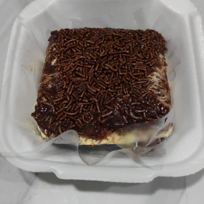 Delicioso bolo gelado com massa de chocolate 50% e recheado com mousse de maracujá.