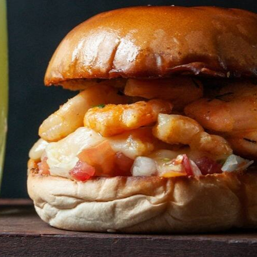 Pão da casa, camarão-rosa no alho e azeite, mussarela , vinagrete.