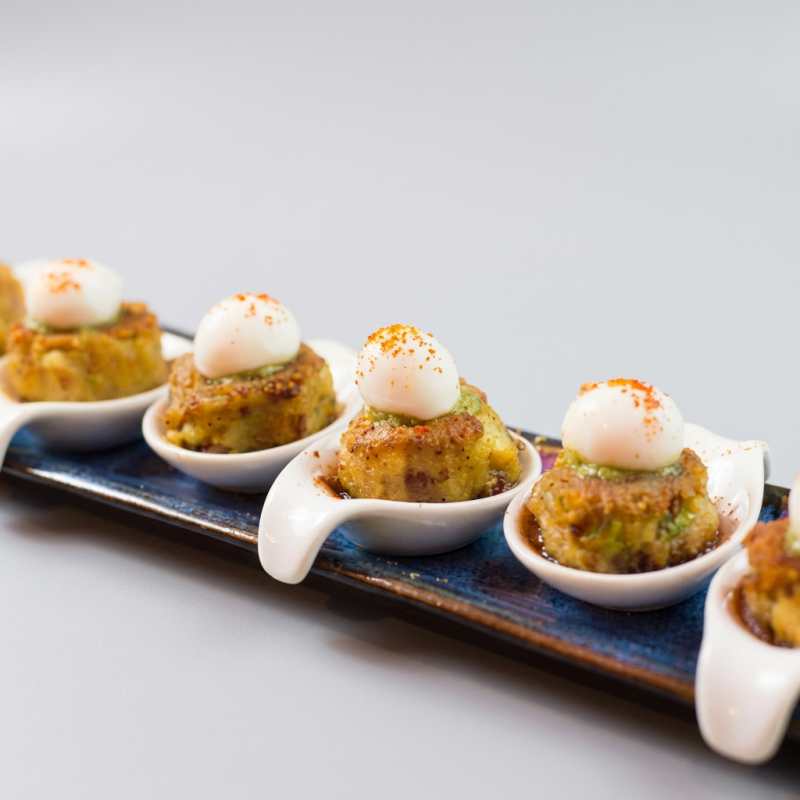 Bolinho de batata com especiarias - bolinho de batata condimentada com chutney de tâmaras e hortelã e uma esfera de iogurte no topo