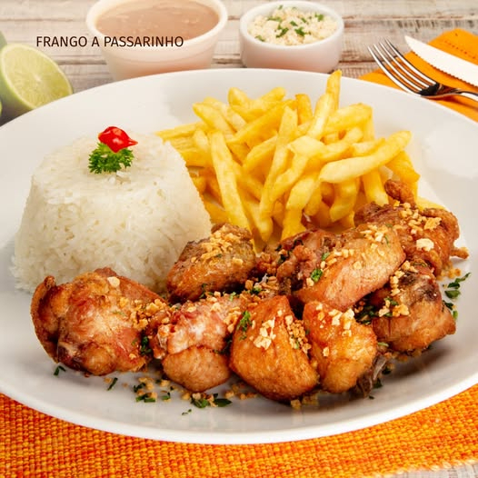 ESCOLHA EM OBSERVAÇÕES : Almôndegas de Carne moída, Batata Frita tipo Chips, Arroz Branco, Feijão,Saladas variadas: Alface, tomate, manga e abacaxi.).