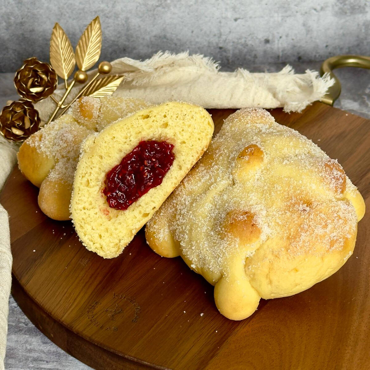 Pan Del Muerto Relleno De Compota De Frambuesa
