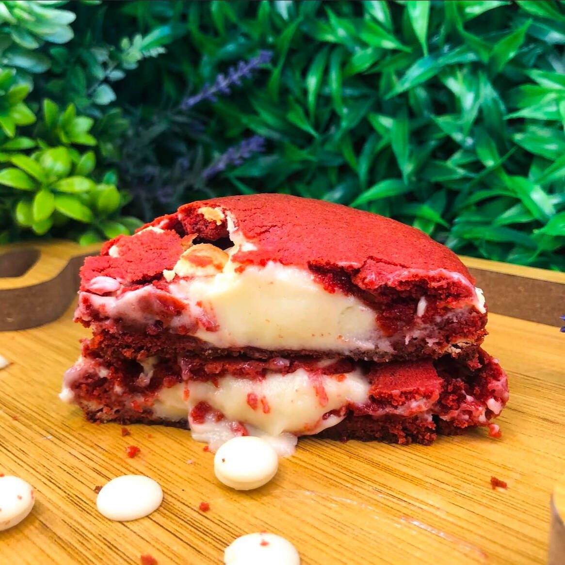 Feito com uma massa macia e vibrante, recheado com uma ganache cremosa de cream cheese e chocolate branco nobre. A combinação perfeita. Peso aprox. 90g