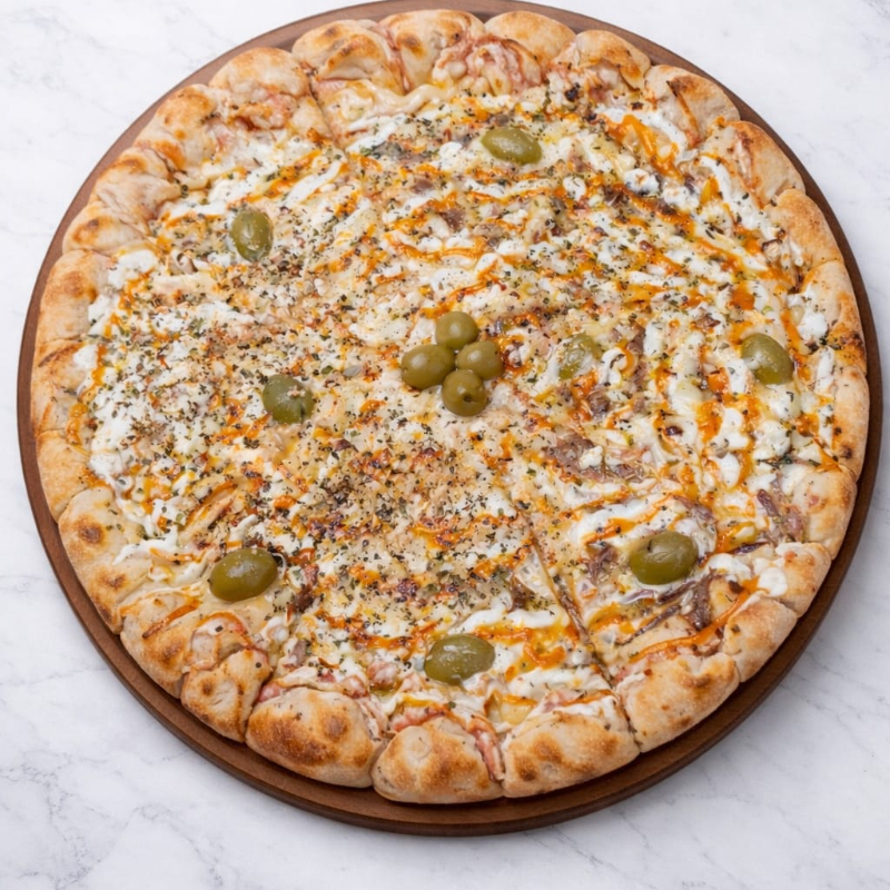 Frango, três queijos, azeitonas, molho de tomate, cream cheese, borda trançada com presunto e cream cheese, com adicional de queijo mussarela.