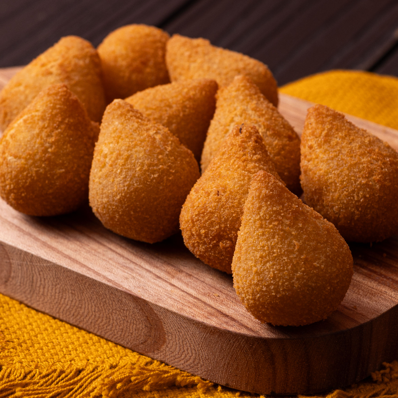 Perfeito para compartilhar com a galera. Deliciosas mini coxinhas recheadas com Frango Desfiado. A mesma crocância por fora e cremosidade por dentro, mas agora compartilhada para todos.