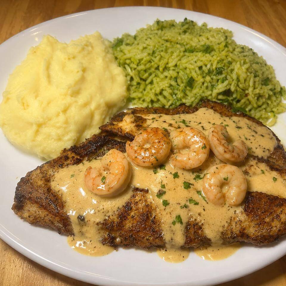 Filé de peixe coberto com molho de camarão acompanhado de arroz com brócolis e purê de batata cremoso. Uma combinação completa e cheia de sabor.