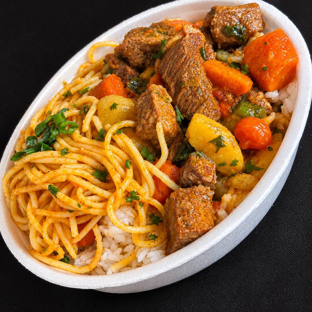 Acompanha arroz branco soltinho, feijão de caldo, picadinho de carne ao molho com legumes, macarrão e a deliciosa farofinha da casa.