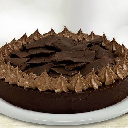 Torta c/ base crocante coberto c/ mousse de chocolate aerado.