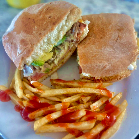 Torta Cubana con Papas a la Francesa
