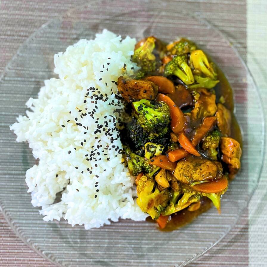 Pollo a la Naranja con Verduras Salteadas Arroz Blanco.